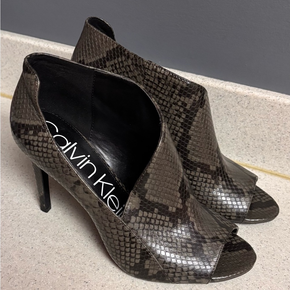 Calvin Klein Nastassia Snakeskin Peep Toe Heels Black/Brown Sz 8.5